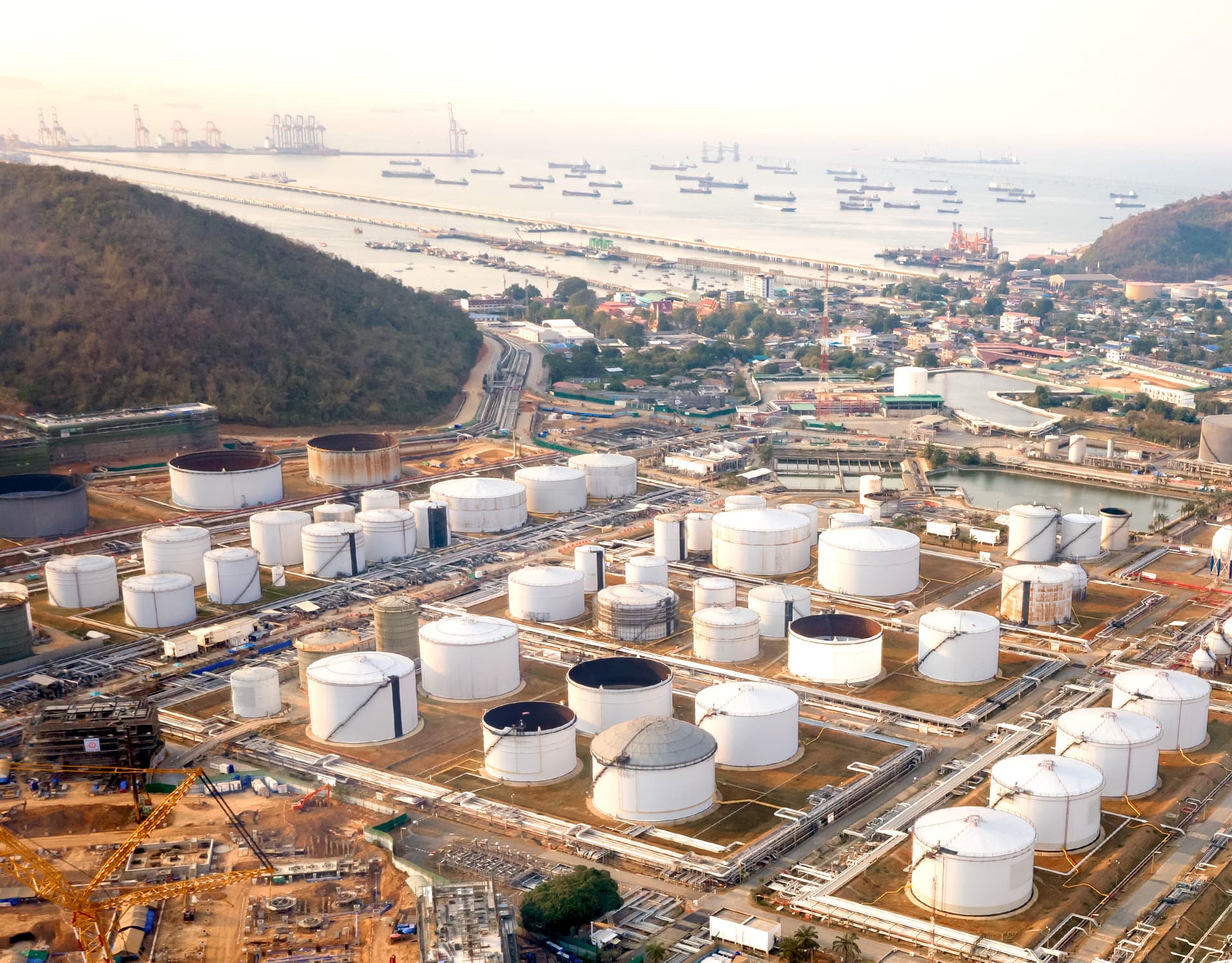 Gulf Energy Rebuild: Who Benefits from the LNG Repair Cycle